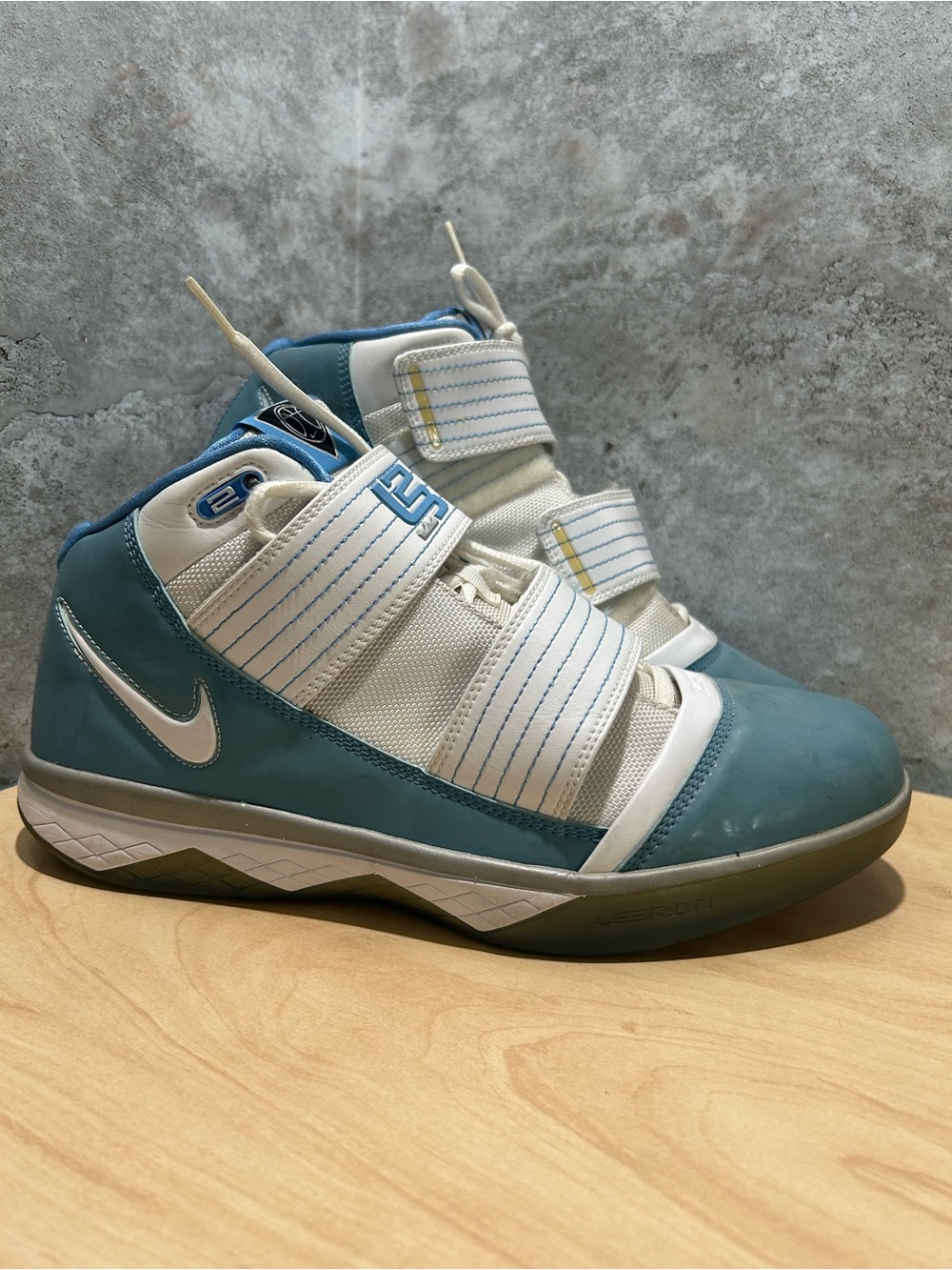 Nike Zoom Soldier III basketball shoes in a light blue an white colorway Size 11